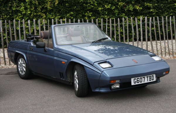 Осемдесетте години породиха редица британски автомобилни разочарования и Scimitar SS1 де превърна в едно от тях. Но не защото беше лоша кола.

Дебютирайки на Британското международно автомобилно изложение в Бирмингам същата година, той имаше всички предпоставки за много успешен проект. Запълни празнотата на британския роудстър на пазара, освободен от MGB и Triumph TR7. Беше евтин, надежден и управляван с лекота лагодарение на напълно независимото си окачване.

Той обаче имаше редица недостатъци, включително донякъде противоречивия външен вид. Това беше и последната кола, измислена от Джовани Микелоти, един от най-плодотворните дизайнери на спортни автомобили през 20-ти век. Но няма да остане като най-доброто му произведение.

След това дойдоха двигатели, доставени от Ford, всички от които бяха ужасно недостатъчни за роудстър (въпреки че 1,8-литровият турбо, произведен от Nissan Bluebird, който пристигна през 1986 г., се оказа стъпка напред). И по традиция тогава за британските коли – носеше се славата на лошо покритие, особено панелите от фибростъкло.

Въпреки плановете Reliant да произвежда 2000 бройки годишно, едва 1507 бяханаправени в десетгодишния цикъл. Фейслифтът през 1990 г. го преименува на Scimitar SST, след това две години по-късно на Sabre, който в крайна сметка спря през 1995 г. с колапса на марката.

„Отличен“ екземпляр от 1984 г. днес се оценява на около 4900 - 5300 лири. Въпреки това, според регистрите едва 68 още са в движение по пътищата.